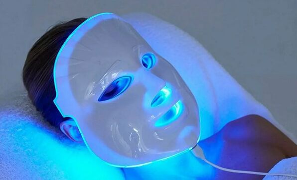 LED fototerapie pro boj se změnami pokožky obličeje související s věkem