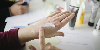 omlazení pokožky rukou v domácnosti