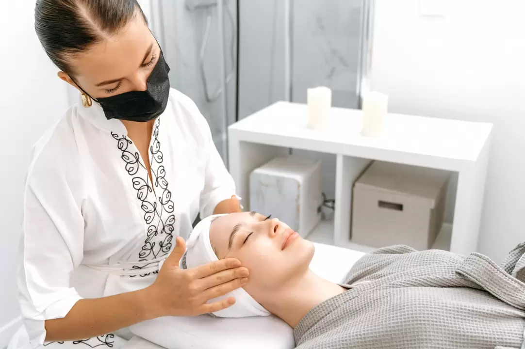 Profesionální masáž podporuje omlazení pokožky obličeje bez injekcí