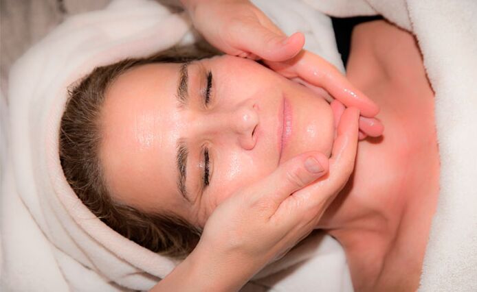 Omlazující masáž obličeje kosmetickým olejem